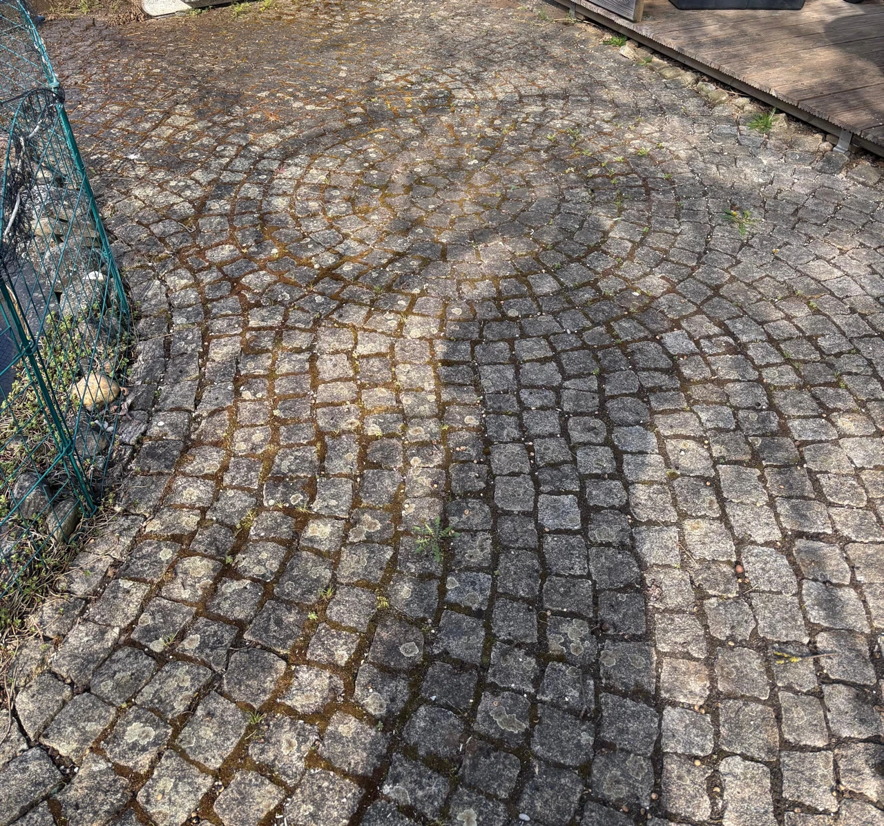 Terrasse vor der Reinigung