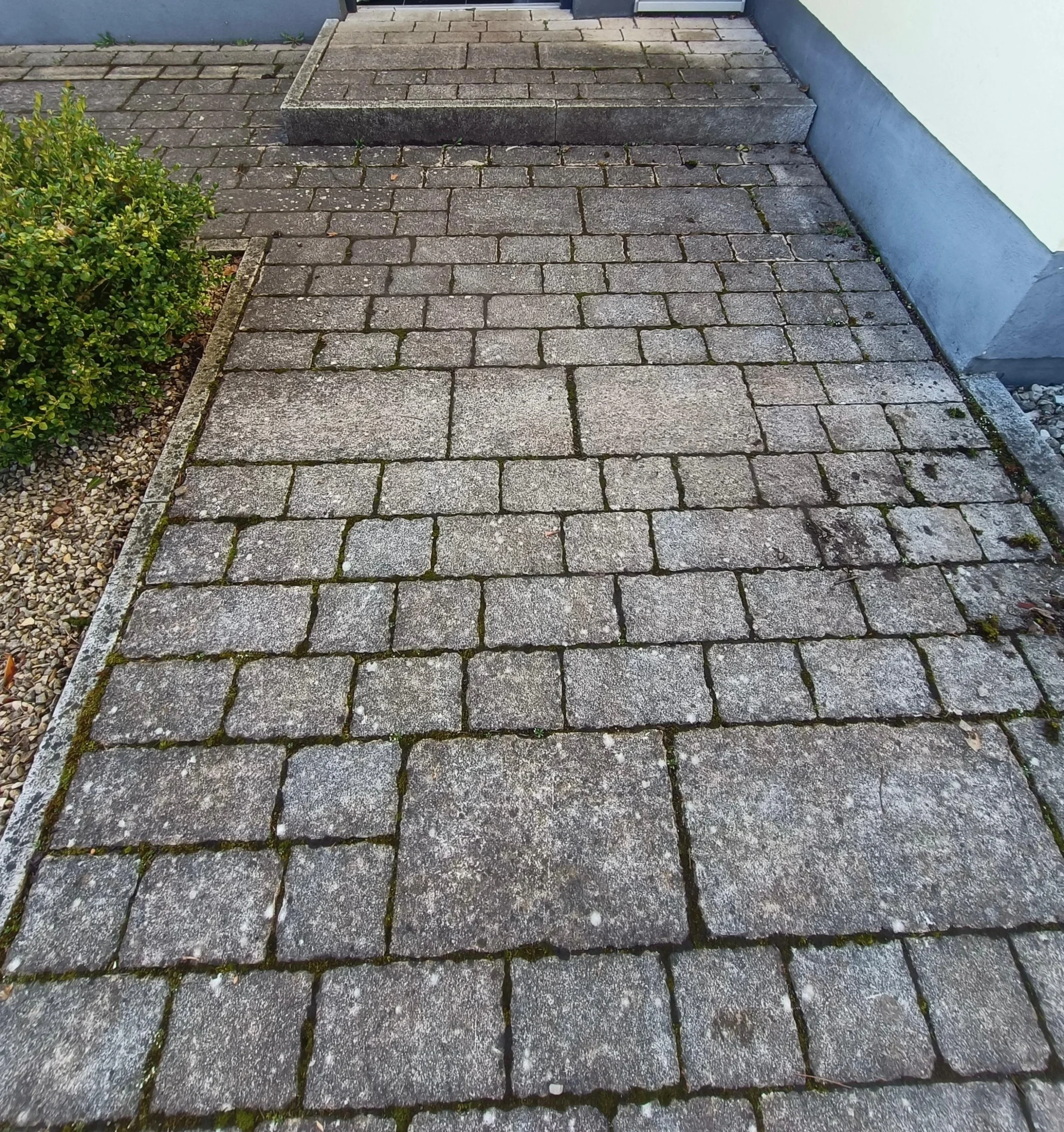 Einfahrt vor der Reinigung